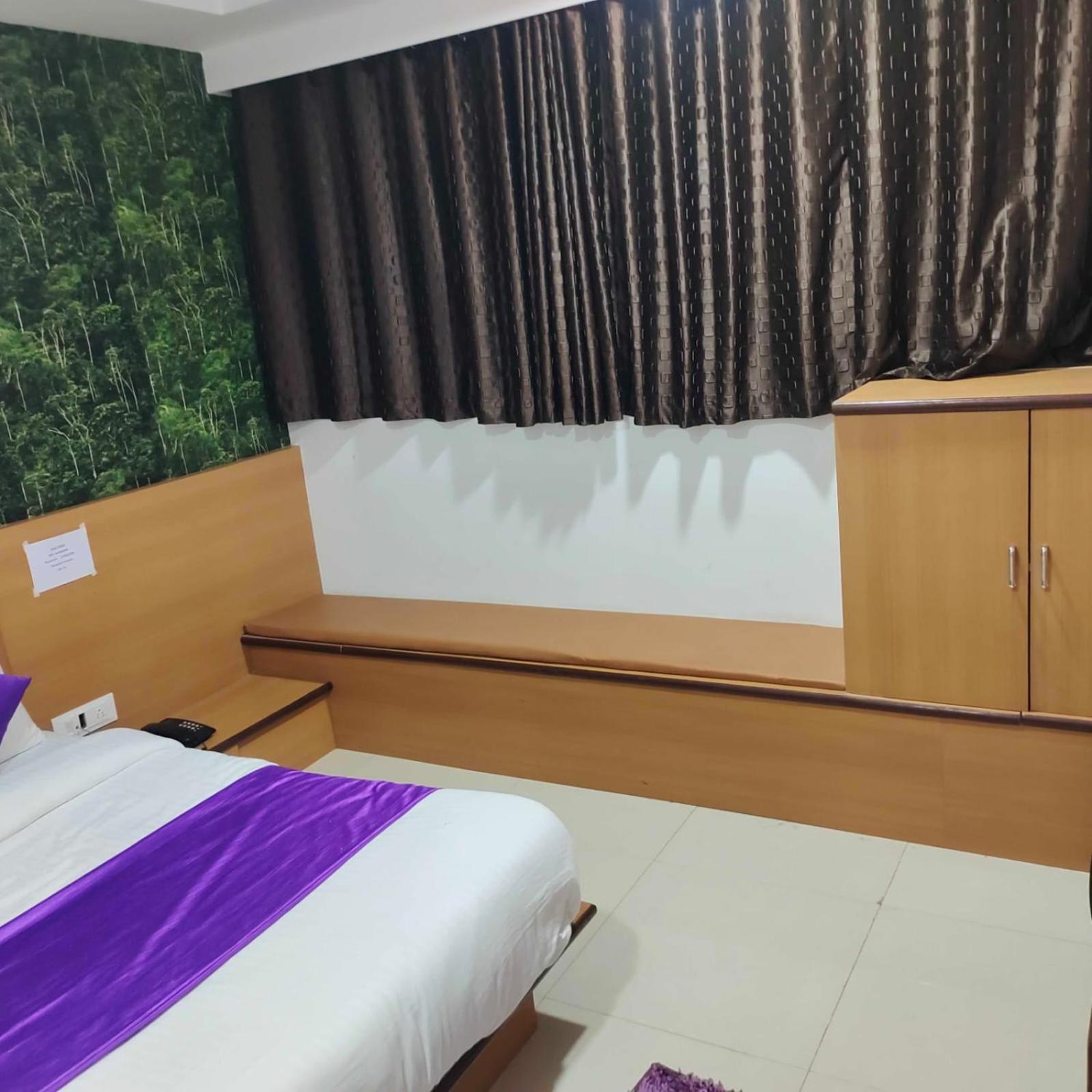 Hotel Globle Вадодара Экстерьер фото